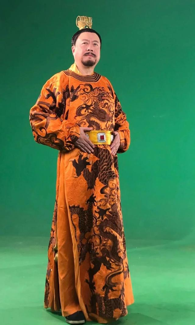 退休后的付颀成了群众演员，常扮演各种角色。受访者供图