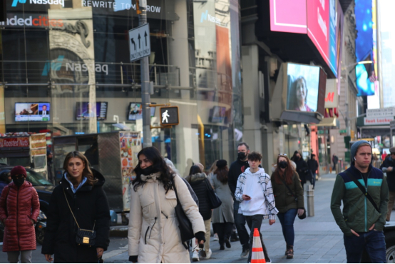    图为2022年2月9日纽约行人穿过曼哈顿中城时报广场的一个十字路口（刘亚南摄）