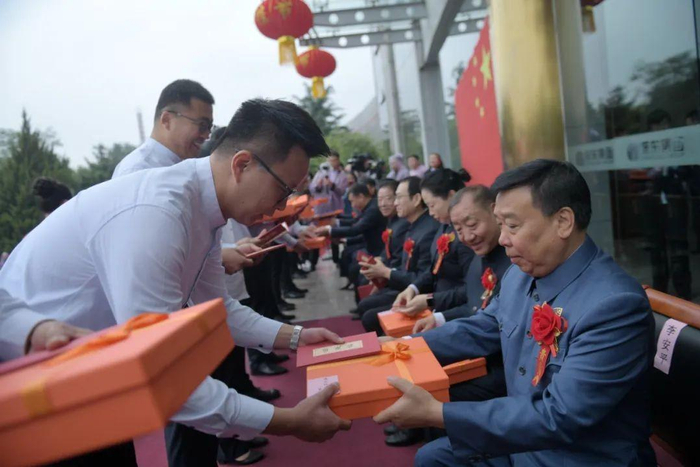 　　导师向学生赠礼