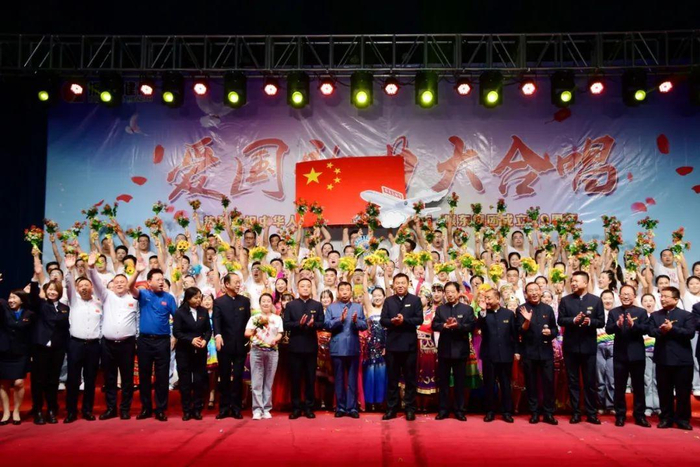 　　全场共唱《祖国不会忘记》