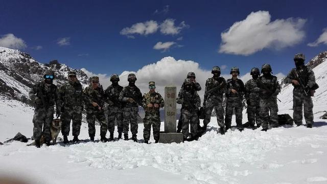 ▲阿吉买买提·吾守尔同志（左六）