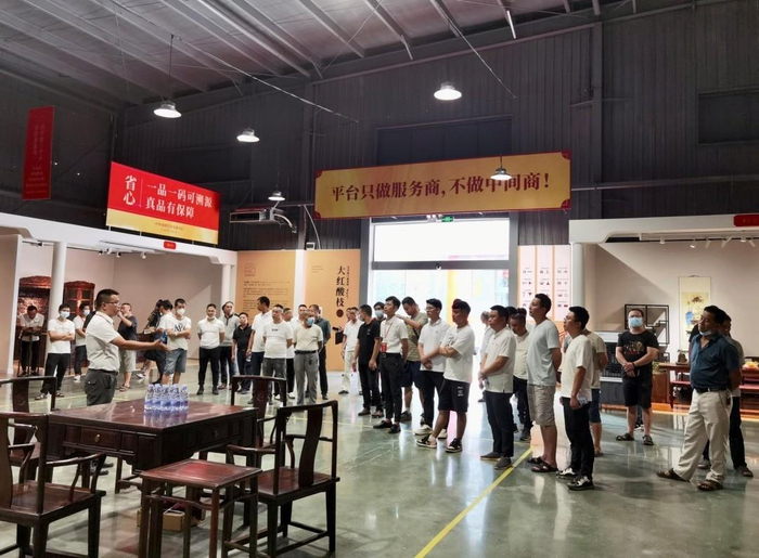　　图为百余名红木厂商实地参观3万平方米展厅，现场学习“平台理念，共享经济，新零售模式”