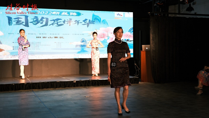 图：参赛选手们充分展现了自己优雅从容的气质，与落落大方的仪态步伐