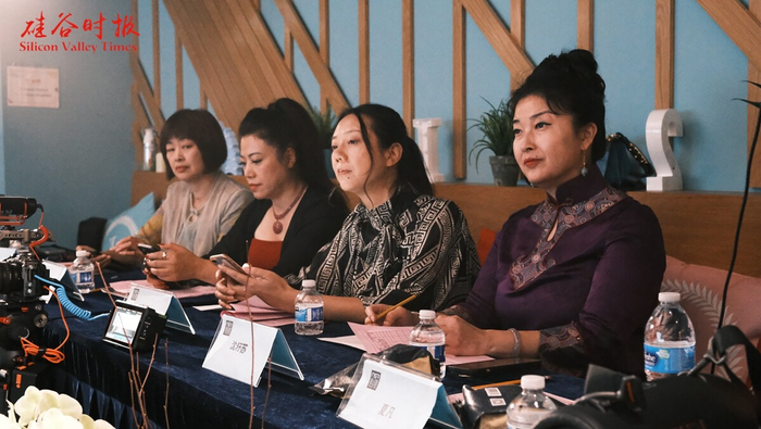 图：现场评委们认真观看并为选手们打分