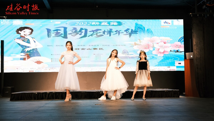 图：银河少儿剧团的模特班学员们进行了开场助演