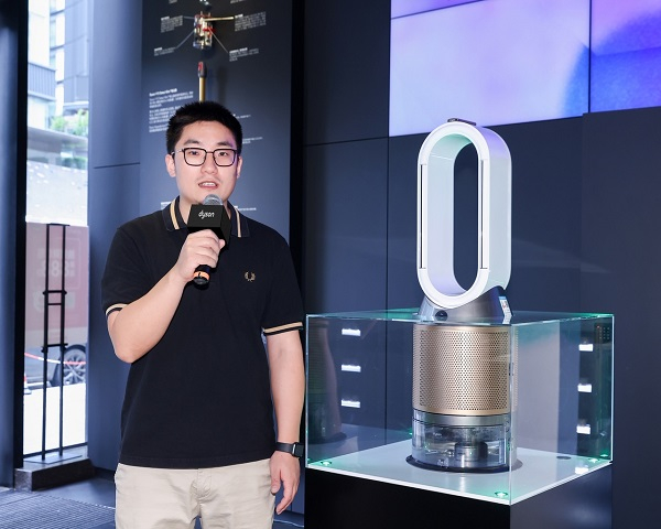 　　图说：戴森工程师许鹏远介绍防范家中污染源的方法
