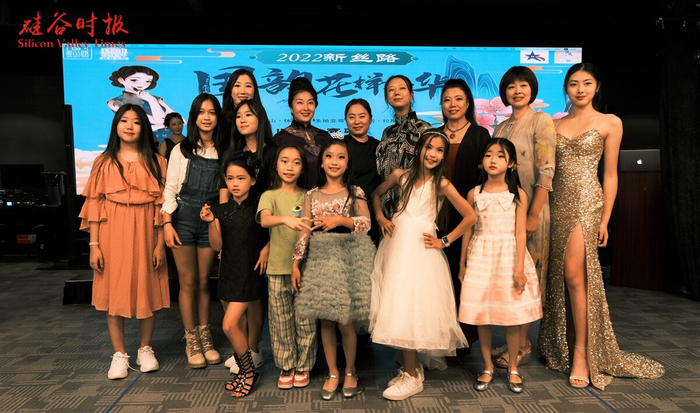 图：主办方、评委们与部分银河少儿剧团模特班学员们合影 