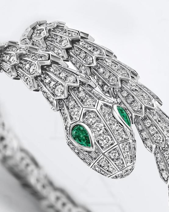 　　宝格丽Serpenti高级珠宝系列项链和Serpenti系列手镯