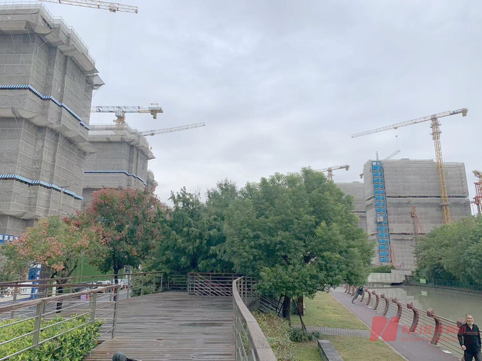 建设中的金隅外滩东岸（右）和仁恒海上源（左） 图片来源：每经记者 包晶晶 摄&nbsp;