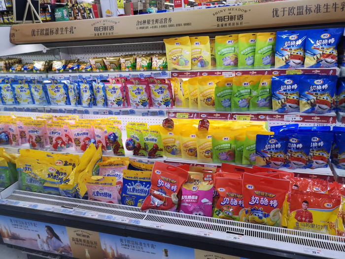 目前超市货架上奶酪棒产品鲜见打折。孟刚/摄