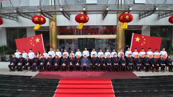 　　师生合影留念