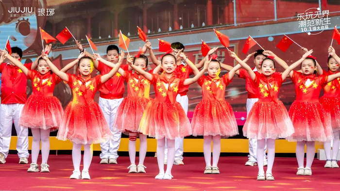 ▲儿童大合唱《歌唱我的祖国》