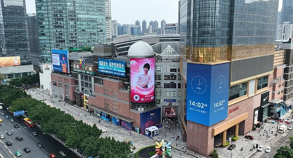 　　图 正佳广场楼宇外直播活动广告