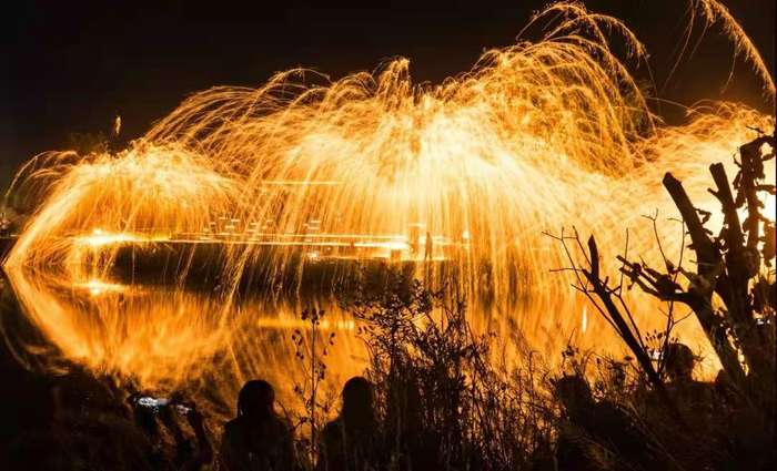 民俗表演打铁花。 韩万魁摄