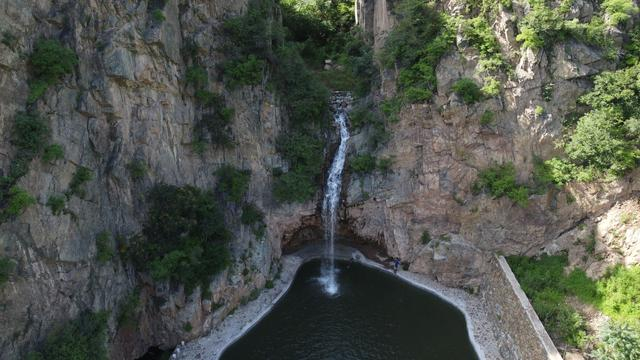 下清水村花谷中的瀑布。新京报记者 王颖 摄
