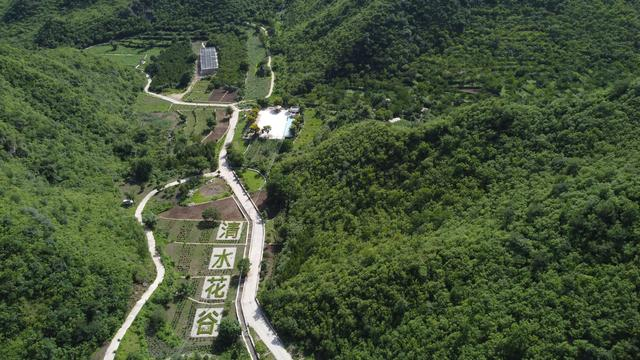 俯瞰下清水村花谷。新京报记者 王颖 摄