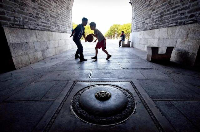 永定门门楼下的中轴线南端点地标。摄影/张洁