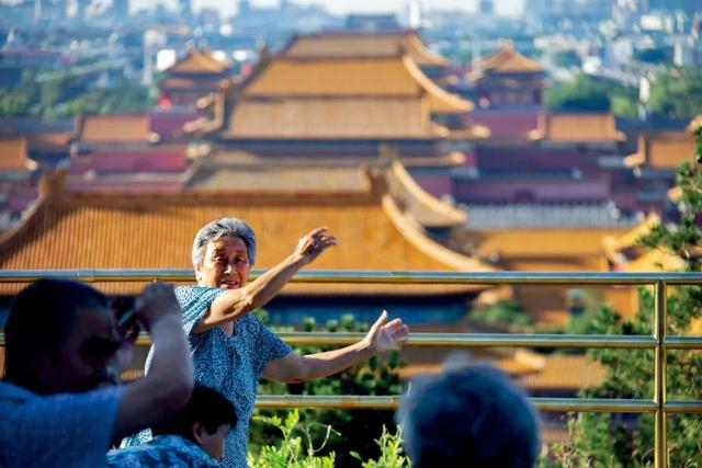 从景山公园万春亭望向故宫。摄影/张洁