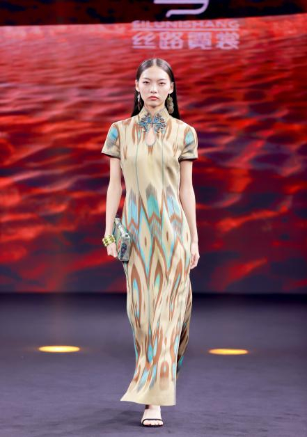 　　2022北京时装周丝路霓裳品牌发布作品