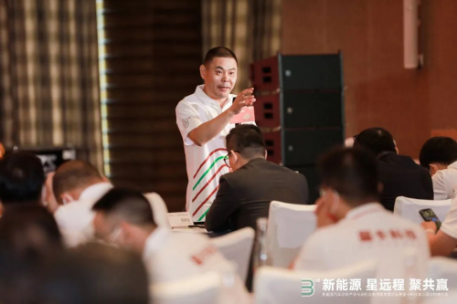 　　《汽车维护与修理》总编-李东江