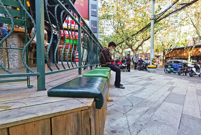 番禺路上的共享座椅  陈玺撼 摄