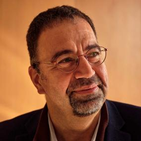 因为著作多、涉猎广，阿西莫格鲁的知名度很高，经常被人称作“毛咕噜”大神。（图源：MIT官网）