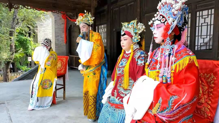 高台大戏表演场景。 韩万魁摄