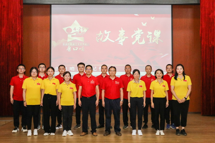 　　图为麒麟复烤厂党建活动合影