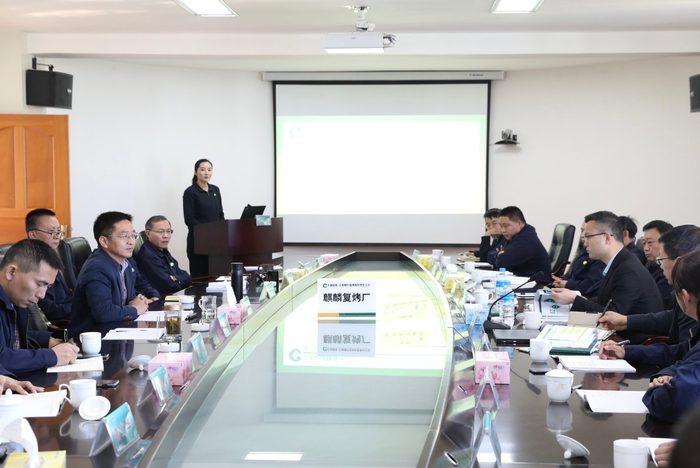 图为：中国质量协会专家组到麒麟复烤厂听取“星级现场”创建汇报（王钟平 摄）