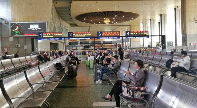 ▲ 2022年10月10日，旅客在成都站（火车北站）候车大厅候车