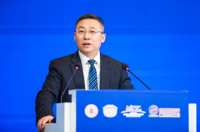 　　四川大学华西医院院长李为民教授主持会议