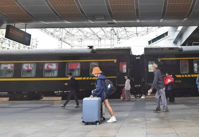 ▲ 2022年10月10日，旅客到达成都站（火车北站）