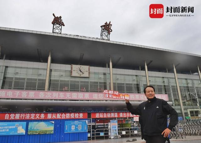 ▲ 2022年10月10日，成都站（火车北站）停运前夕，市民前去拍照留念