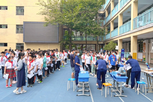 　　学生有序进行脊柱侧弯筛查