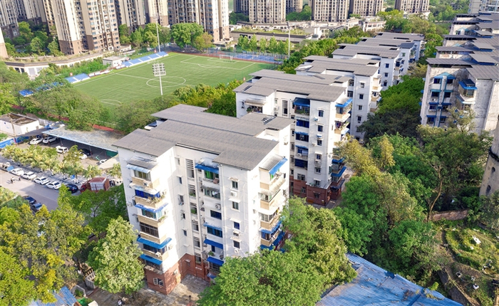 改造后的双碑街道自由村社区典式楼老旧小区。（郭晋/摄）