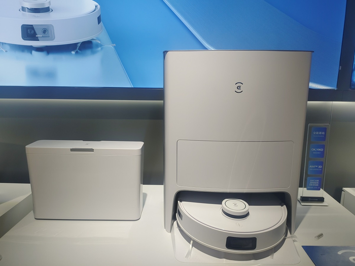 实体店内的扫地机器人 图源：时代财经