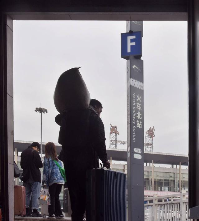 ▲ 2022年10月10日，旅客从地铁火车北站口出来前去乘车