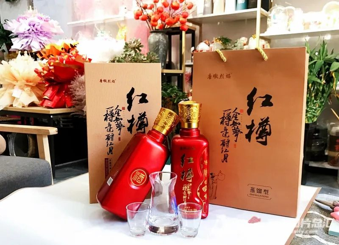 　　以新疆酿酒葡萄为原料，呼图壁县西域兴业农业科技有限公司生产出烈焰系列蒸馏酒。受访企业供图