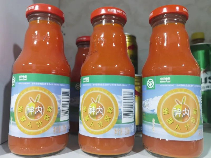 　　神内胡萝卜汁饮料（资料图）。石榴云/新疆日报记者于江艳摄
