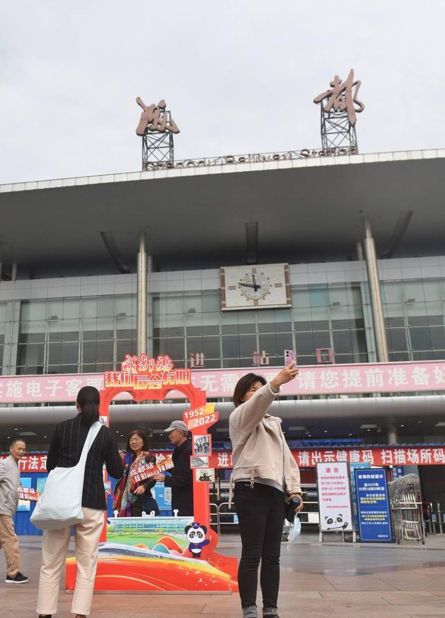 ▲ 2022年10月10日，成都站（火车北站）停运前夕，市民前去拍照留念