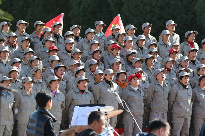 图为：麒麟复烤厂与合作方共同举办合唱活动（王钟平 摄）