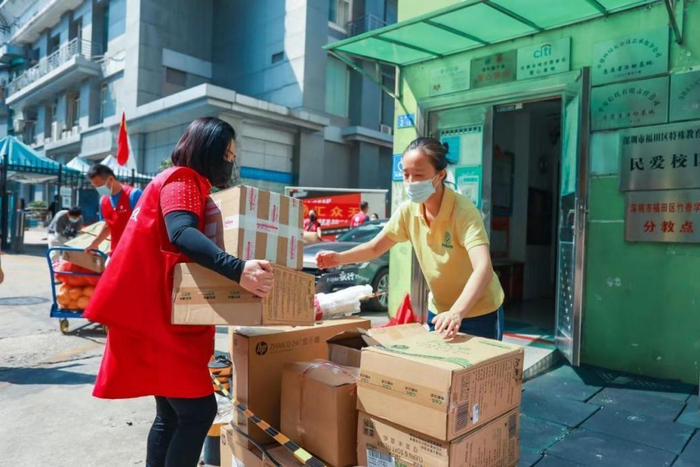 　　▲汇众天使与深圳民爱特殊儿童福利院交接天使赞助物资