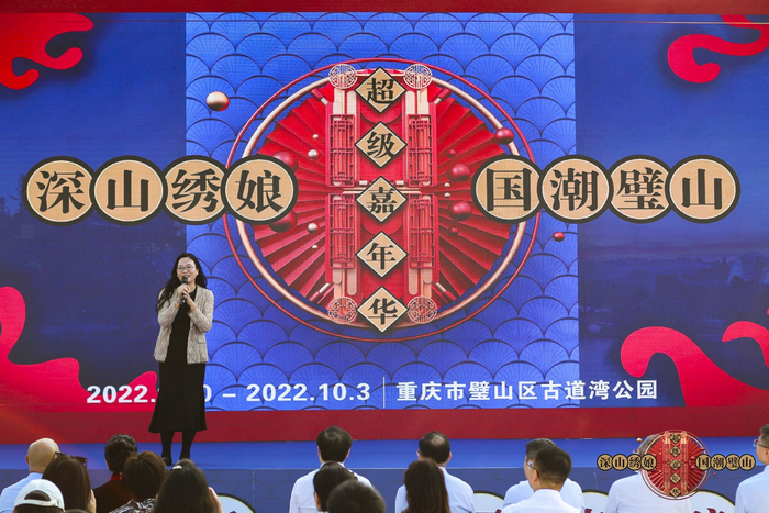 　　依文集团董事长、依文·中国手工坊创始人夏华在启动仪式上致辞