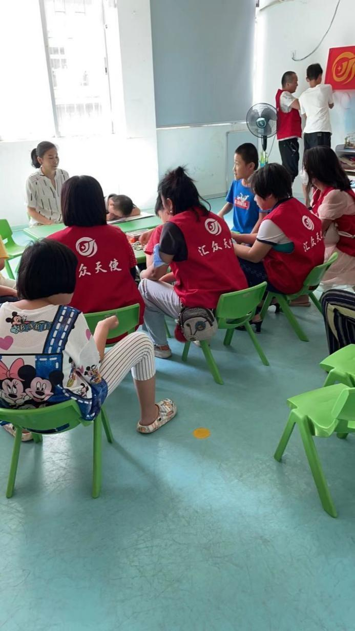 　　▲天使们与孩子们进行交流