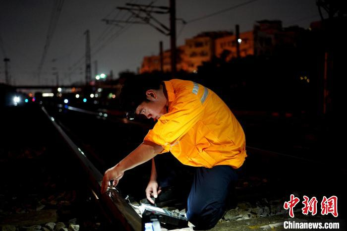 图为工长李济斌在进行焊缝检测陆省省 摄