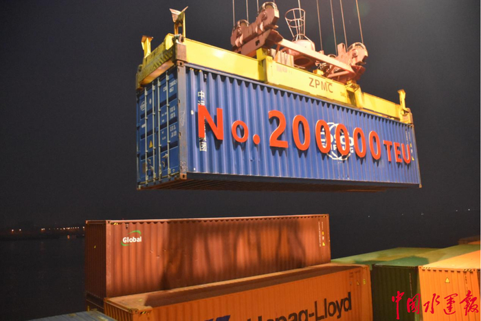 图为2021年12月28日傍晚,长沙港年集装箱吞吐量首次突破20万标箱。