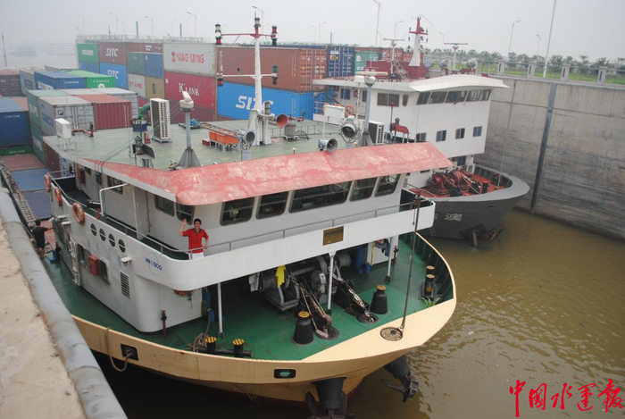 图为2014年6月13日12时许,首次日同闸过2艘5000吨级集装箱货轮。