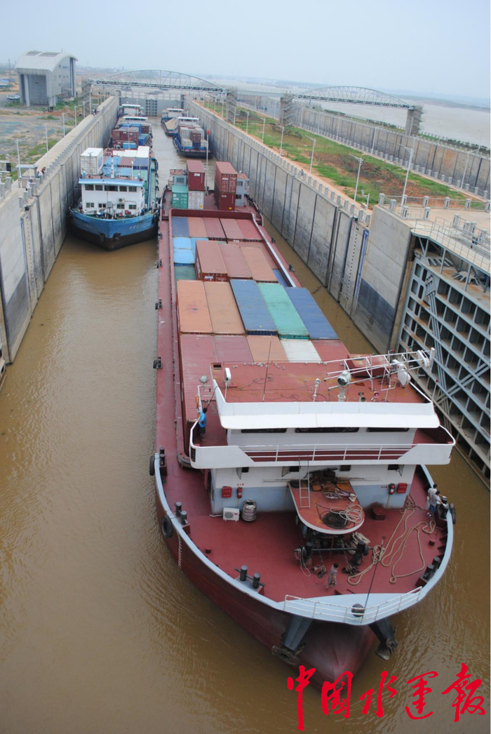 图为2013年8月30日，进湘集装箱航班通过“绿色通道”上驶。