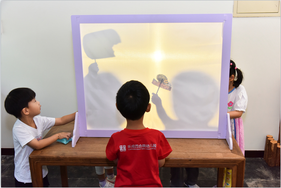 　　孩子们在玩中学习