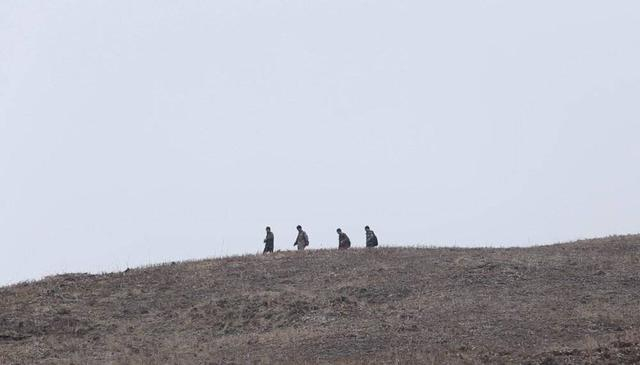 冯利民与团队野外工作 冯利民供图